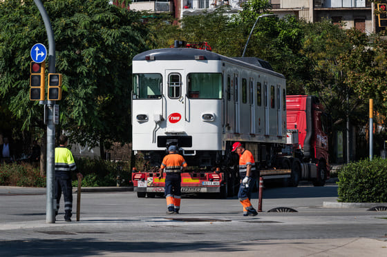 Un camió transporta part del 1100