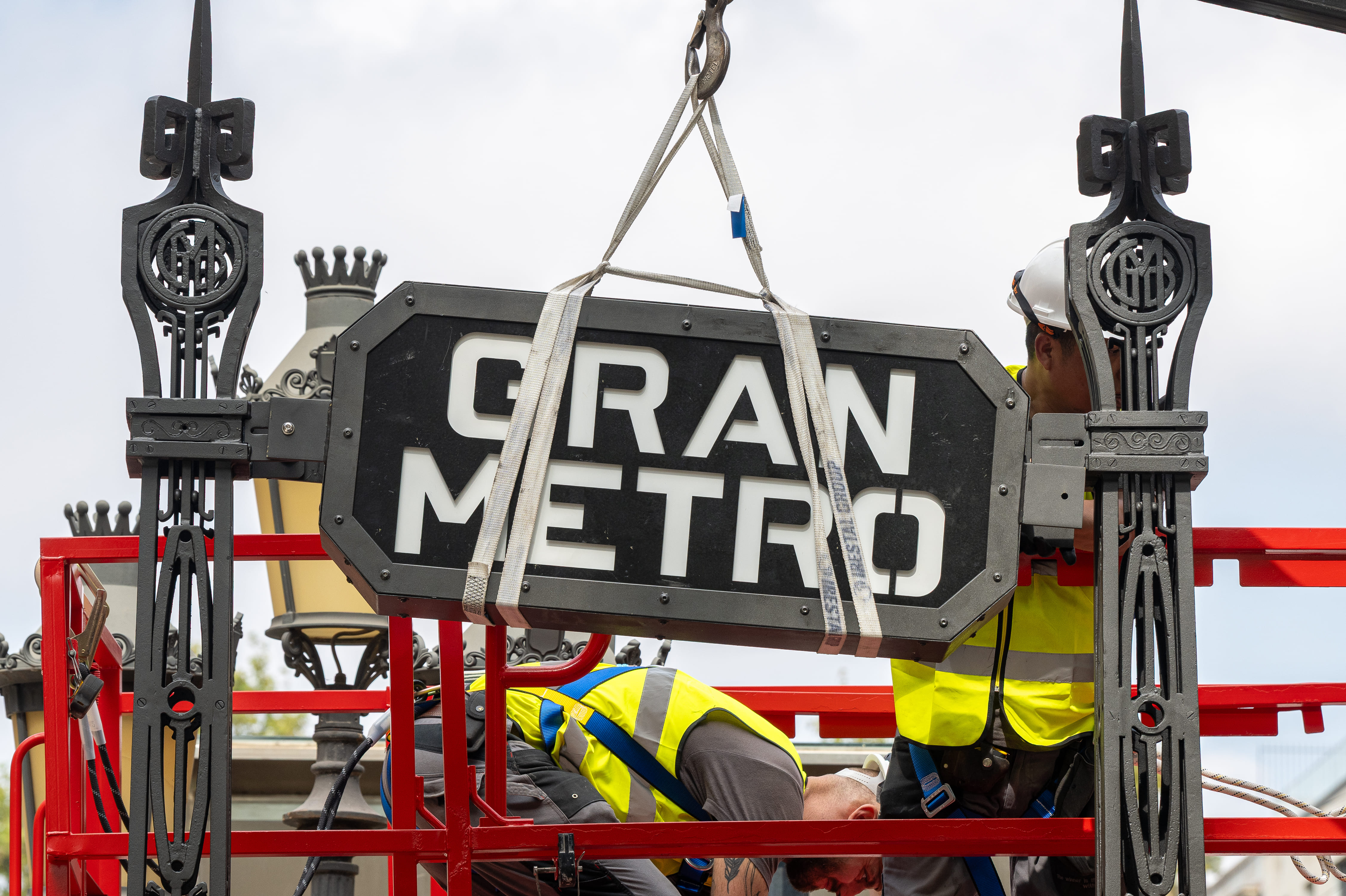 The restoration of the pinnacles and signs is part of the Centenary of the Barcelona Metro.