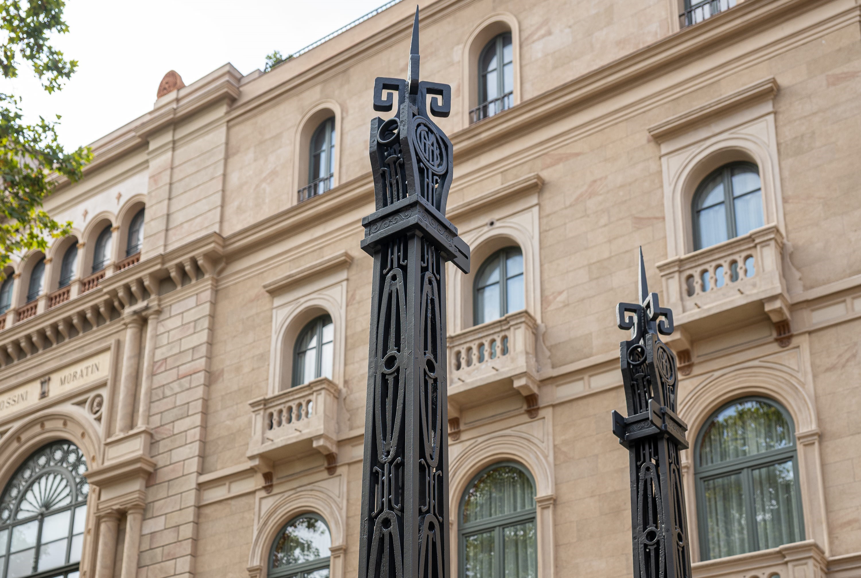 To restore the original pinnacles, the front sheet metal has been repaired and the metal structure has been repainted.