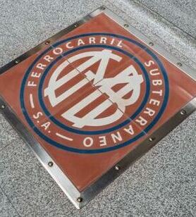 Commemorative elements in the stations