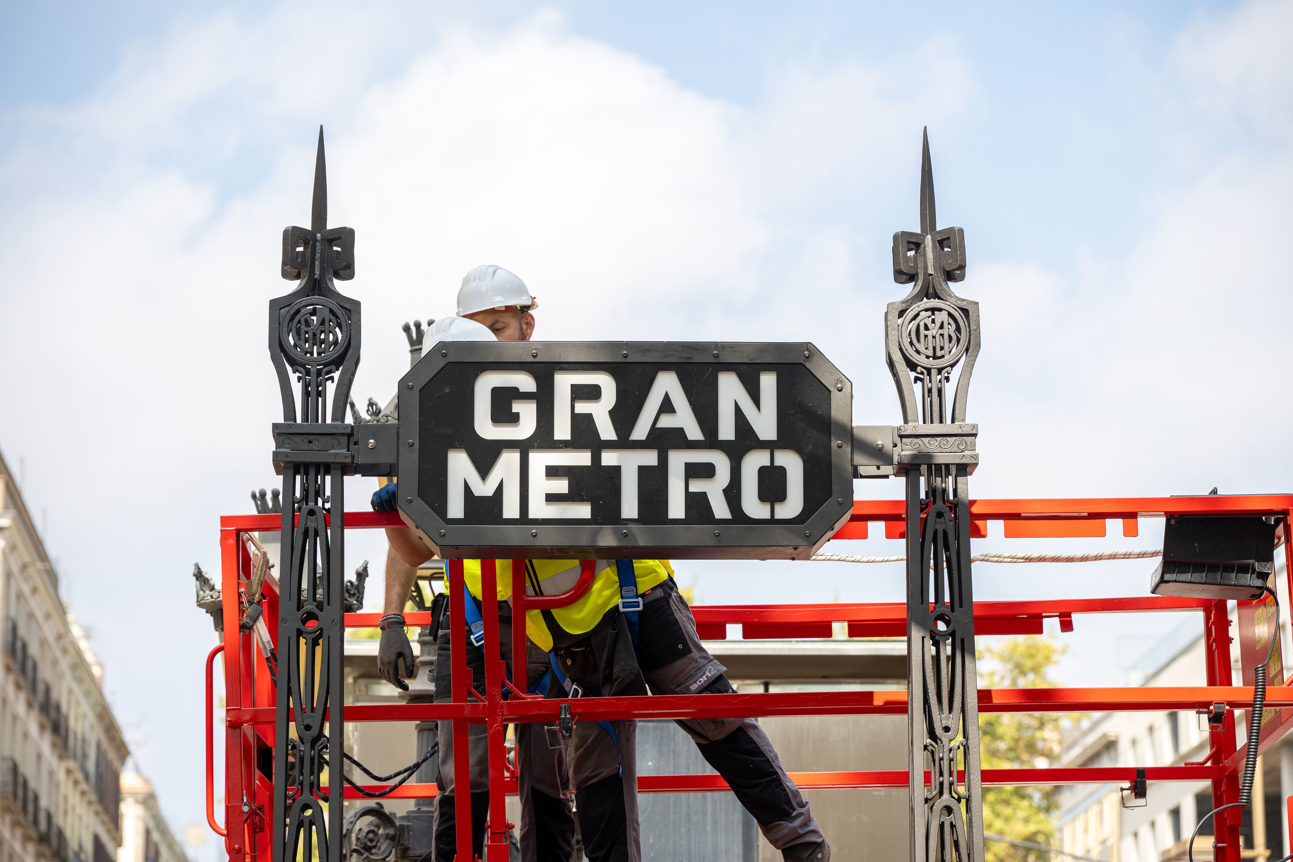 The metal signs that mark the entrances bear the names of the original project: Liceu and Gran Metro.