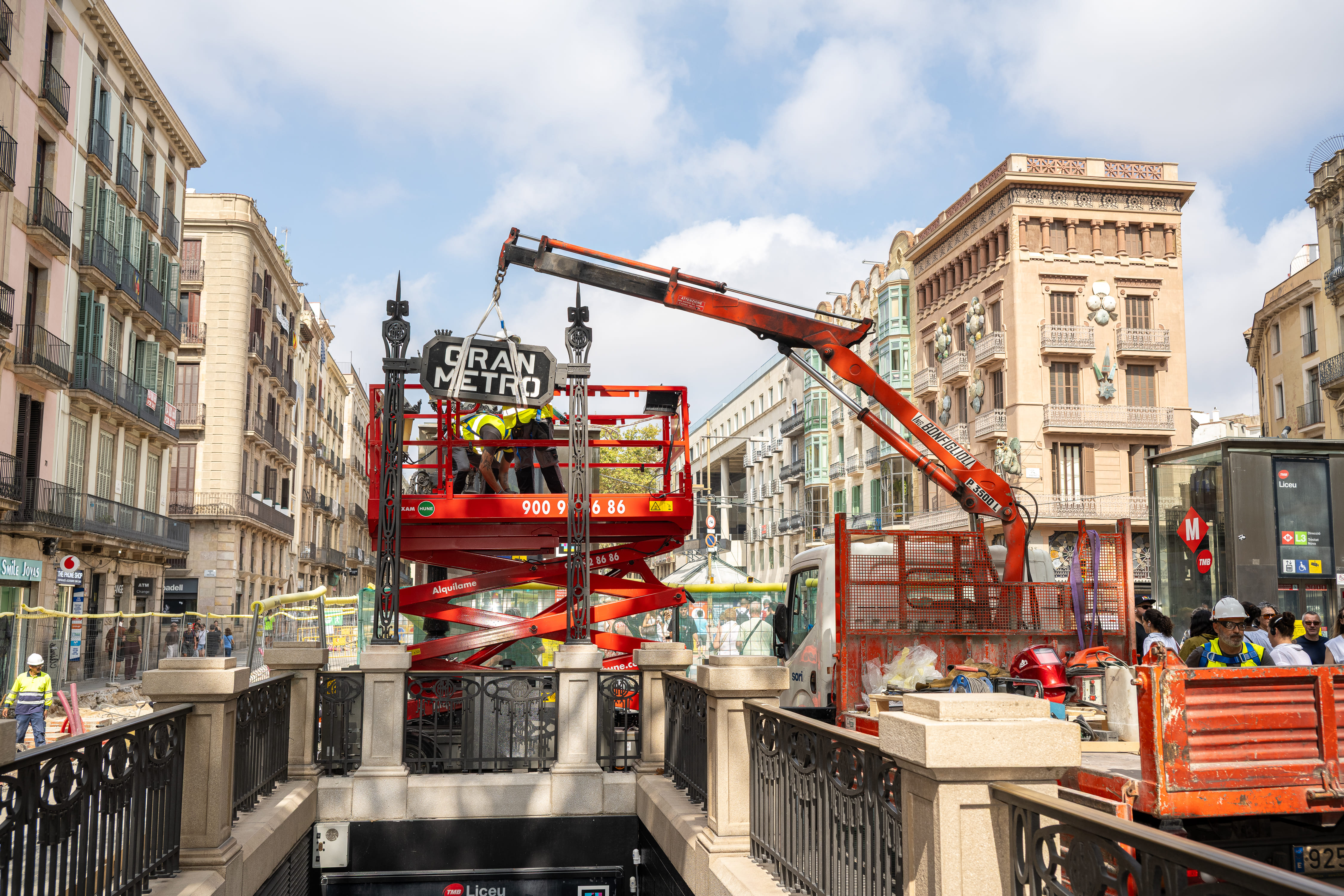 Time of installation of the signs on the pinnacles.